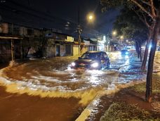 Calles de Samanes y La Alborada, en el norte de la ciudad, quedaron anegadas tras las lluvias en Guayaquil del 26 de octubre de 2026. Fotos: API