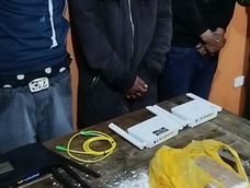 Tres de los cuatro presuntos integrantes de los Vatos Locos, aprehendidos durante un operativo militar en San Bartolo, sur de Quito, junto a parte de los indicios encontrados.
