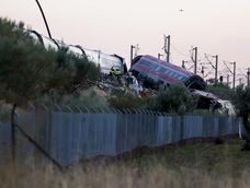 Servicios de emergencia en España trabajan en el lugar del accidente de dos trenes de alta velocidad, uno de Renfe y otro de Iryo, el 28 de octubre de 2026.