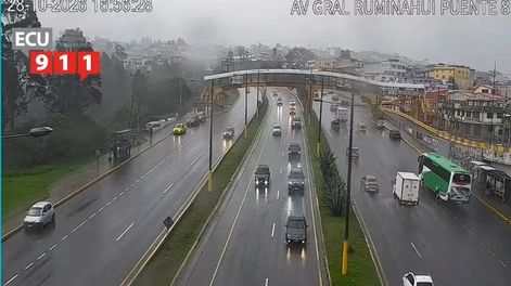 Lluvia y calzada mojada en la autopista General Rumiñahui, a la altura del puente 8, la tarde del 28 de octubre de 2026.
