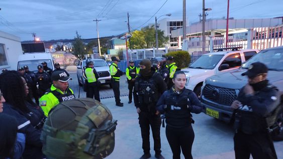 Elecciones 2026: Personal de la Policía Nacional y del Municipio de Quito en un operativo de control, 18 de octubre de 2026.