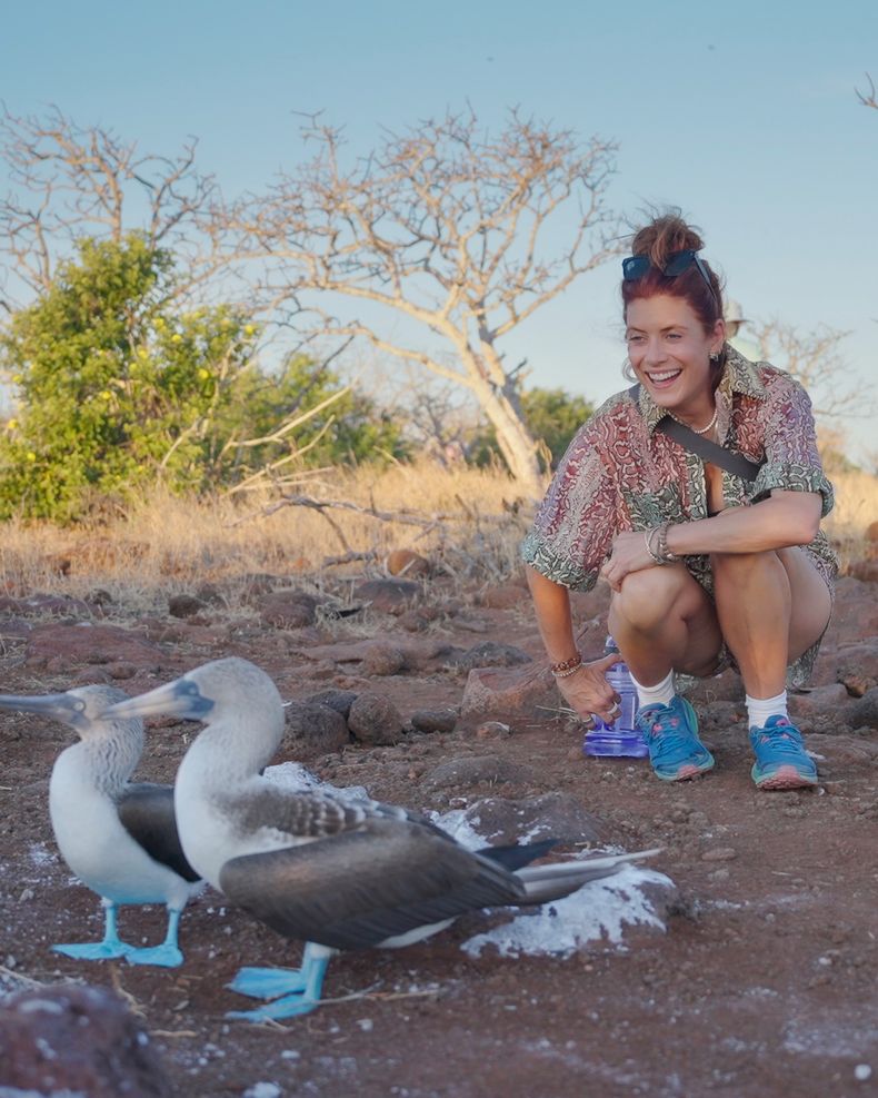 Kate Walsh observa de cerca la fauna de las islas Galápagos durante su recorrido por el archipiélago ecuatoriano.