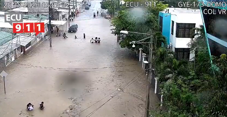 Las fuertes lluvias causan que el río Balao junto con otros 14 más se desborden en la Costa ecuatoriana, el 26 de octubre de 2026.