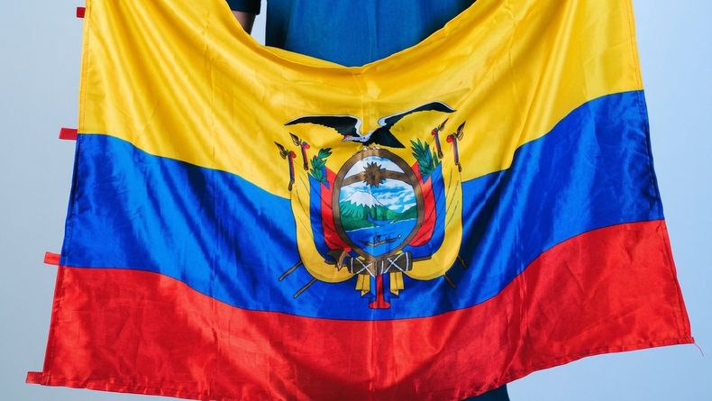 Imagen referencial de la bandera de Ecuador y su escudo.