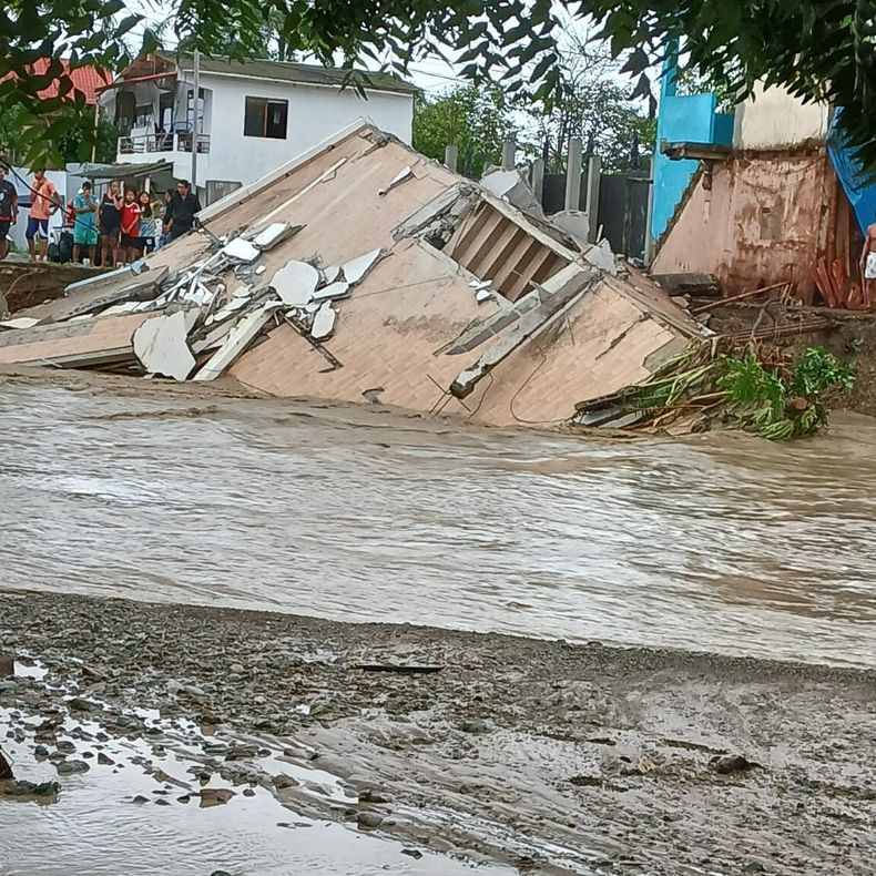 En Santa Elena, una vivienda fue arrastrada por la corriente de un río desbordado, este 30 de octubre de 2026.