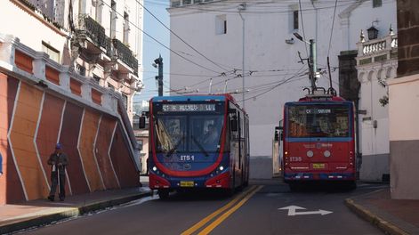 Dos unidades del Trolebús en el Centro Histórico de Quito.