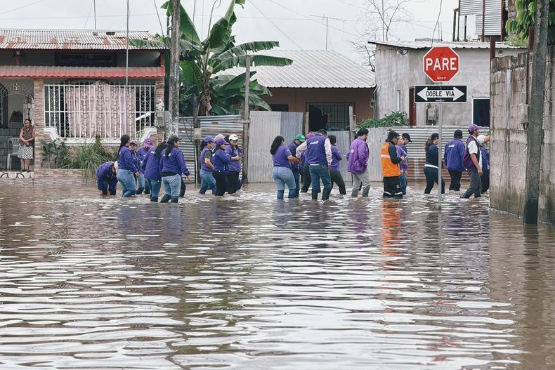 Personal de la Secretaría de Gestión de Riesgos identificó cerca de 1.100 familias afectadas en Milagro por las lluvias.