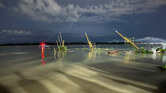 Parte del barco turístico Morgan quedó sobre el agua del río Guayas tras su hundimiento, frente al Malecón 2000, el 26 de octubre de 2026. Foto: Armada del Ecuador.
