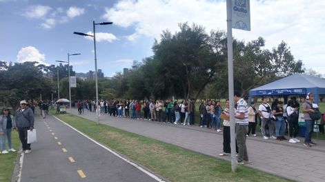 Fila de personas en busca de trabajo en una Feria de Empleo en Quito.&nbsp;