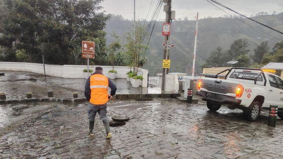 Labores en Quito tras las fuertes lluvias registradas el 22 de octubre. Labores en Quito tras las fuertes lluvias registradas el 22 de octubre.