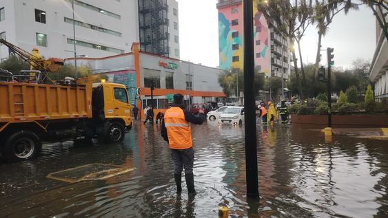 Fuerte lluvia registrada en Quito, el 22 de octubre de 2026, asociada con el Fenómeno de El Niño.