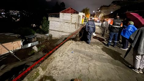 El colapso de un muro de contención en Guajaló, al sur de Quito, provocó daños en una vivienda tras las fuertes lluvias del lunes 19 de octubre.