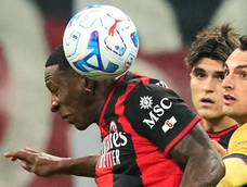 El ecuatoriano Pervis Estupiñán (i) estuvo presente en la derrota del AC Milan frente al Bologna.