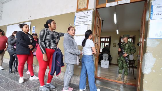 Ciudadanas esperan para sufragar en el Referéndum y Consulta Popular del 16 de noviembre de 2025 en Ecuador. Los mismos recintos electorales se habilitarán para las Elecciones 2026. Ciudadanas esperan para sufragar en el Referéndum y Consulta Popular del 16 de noviembre de 2025 en Ecuador. Los mismos recintos electorales se habilitarán para las Elecciones 2026.