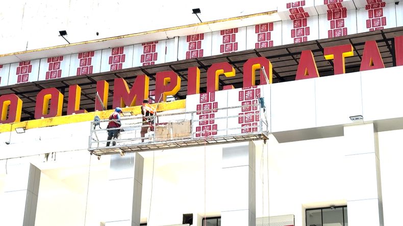 Trabajadores ultiman detalles en los exteriores del Estadio Olímpico Atahualpa.&nbsp;