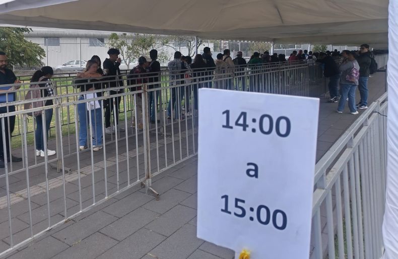 Fila de personas en busca de trabajo en una Feria de Empleo en Quito. 