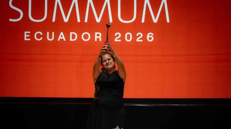 Valentina Álvarez levanta el trofeo que recibió como Mejor Chef Mujer en la gala de Summum Ecuador 2026, en Quito.