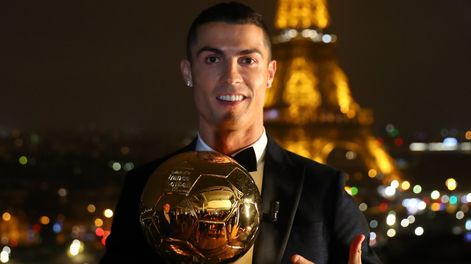 Cristiano Ronaldo con su quinto Balón de Oro conquistado en 2017.&nbsp;