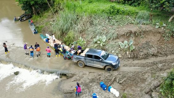 Familias afectadas por el Fenómeno de el Niño, movilizándose después de las inundaciones provocadas por las lluvias. Familias afectadas por el Fenómeno de el Niño, movilizándose después de las inundaciones provocadas por las lluvias.