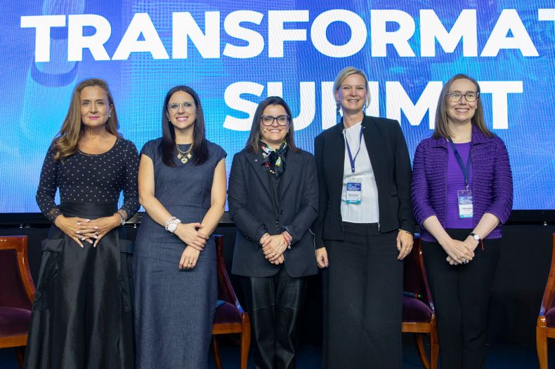 Ecuador entregará 10.000 becas en inteligencia artificial y ciberseguridad durante el V Digital Transformation Summit.
