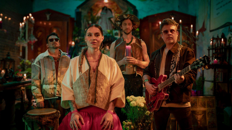 Swing Original Monks presenta ‘Altarcito’, una canción inspirada en el Día de los Difuntos, con un videoclip grabado en el Mercado Central de Ambato.