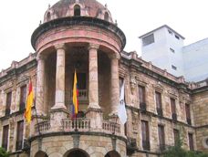 Foto de Archivo: Imagen referencial de la fachada de la Alcaldía de Cuenca.