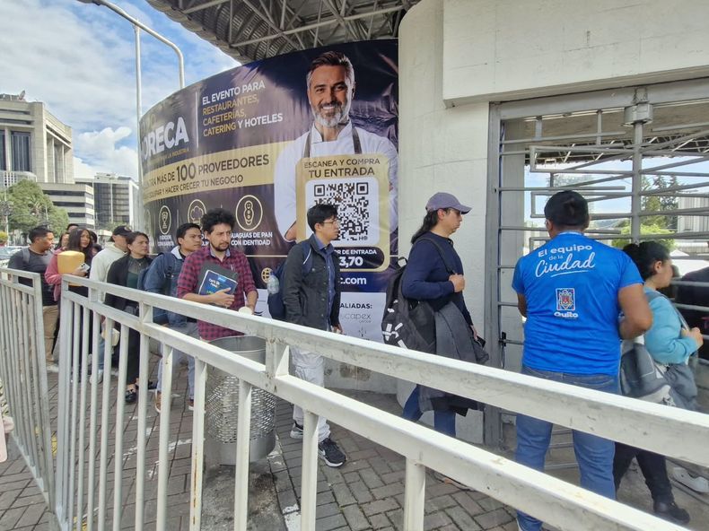 Postulantes ingresan al Centro de Exposiciones Quito para participar en la Feria de Empleo ConQuito, que ofrece 3.649 vacantes laborales este martes 20 de octubre.