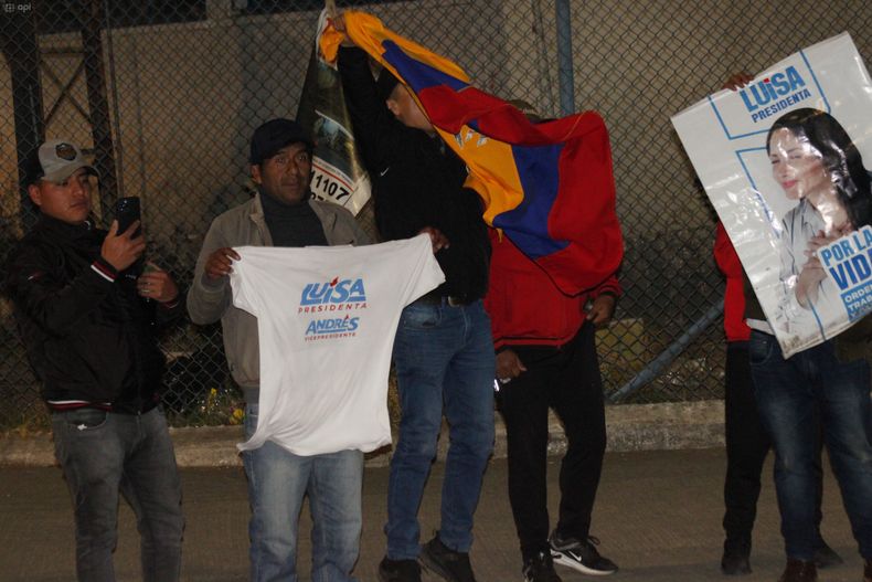 Acto. Simpatizantes correístas esperaron a Luisa González, investigada en el Caso Laberinto, que arribe a la cárcel de Riobamba el viernes 23 de octubre de 2026. (Foto: API)