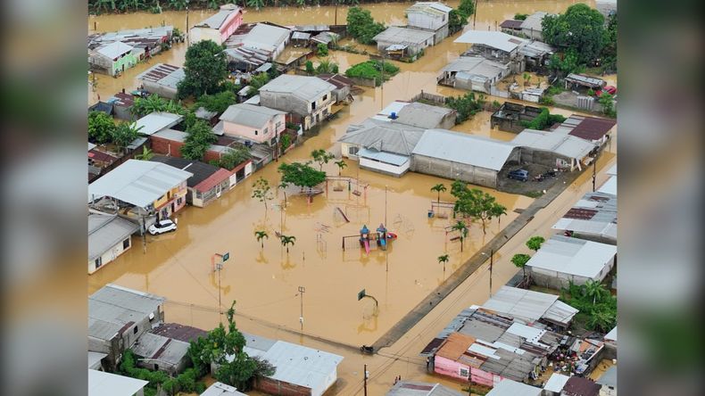 Inundaciones tras las lluvias en la parroquia Tenguel, el 19 de octubre de 2026, por la crecida del río del mismo nombre.