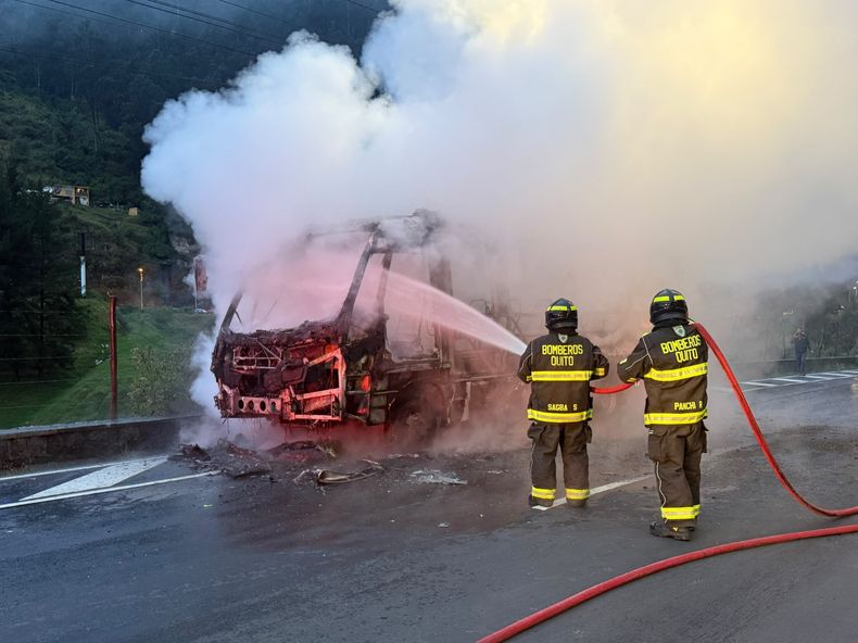 El Cuerpo de Bomberos Quito atendió el incendio de un bus escolar, la tarde del 21 de octubre.
