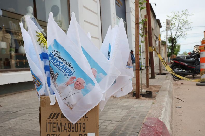Banderas con la imagen del papa León XIV exhibidas en una calle en Paysandú (Uruguay).