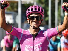 Richard Carapaz en una competencia con el EF Easy-Post