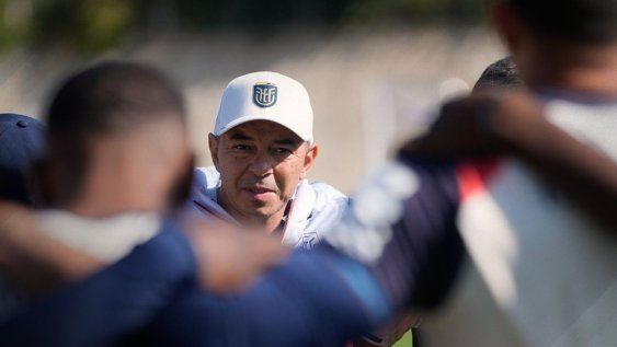 Marcelo Gallardo en un entrenamiento con la selección de Ecuador.