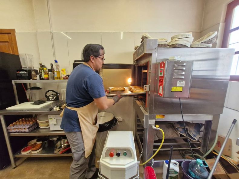 La elaboración de las guaguas de pan incluye un prefermento de 12 horas, amasado y varios reposos antes del horneado.