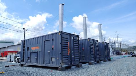 Técnicos de CELEC trabajan en la instalación de equipos de generación térmica que aportarán 110 MW al sistema eléctrico nacional.
