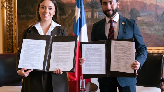 La presidenta de la Asamblea Nacional del Ecuador, Mishel Mancheno, y Felipe Camaño, primer vicepresidente de la Cámara de Diputados de Chile, suscribieron el 21 de octubre de 202 una Declaración Parlamentaria Conjunta frente a los desafíos en seguridad. La presidenta de la Asamblea Nacional del Ecuador, Mishel Mancheno, y Felipe Camaño, primer vicepresidente de la Cámara de Diputados de Chile, suscribieron el 21 de octubre de 202 una Declaración Parlamentaria Conjunta frente a los desafíos en seguridad.