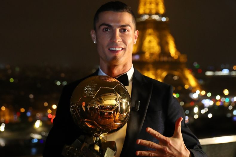 Cristiano Ronaldo con su quinto Balón de Oro conquistado en 2017.&nbsp;