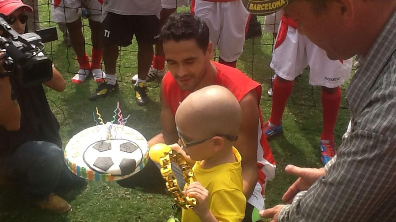 Pablo Saucedo junto al niño Alejandro Santos en 2012, quien visitó a los jugadores de Barcelona previo a un Clásico del Astillero.