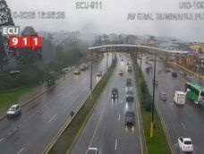 Lluvia y calzada mojada en la autopista General Rumiñahui, a la altura del puente 8, la tarde del 28 de octubre de 2026.