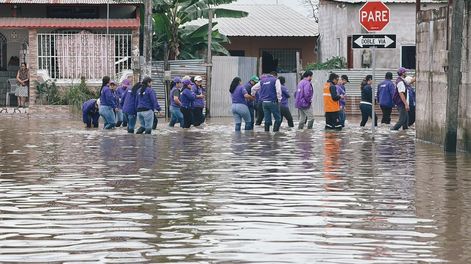 Personal de la Secretaría de Gestión de Riesgos identificó cerca de 1.100 familias afectadas en Milagro por las lluvias.