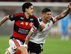 Pedro, jugador de Flamengo, (izquierda) y Marcos Rojo de Estudiante de La Plata, disputan la posesión del esférico en la Copa Libertadores.&nbsp;