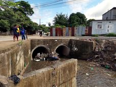 La familia contó que el jóven fue arrastrado por la lluvia desde su vivienda en el noroeste de Guayaquil.