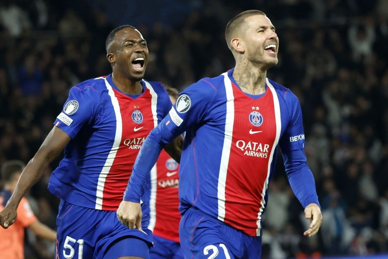 Willian Pacho y Lucas hernández celebran uno de los goles del PSG contra el FC Barcelona en la Champions League 26/27.&nbsp;