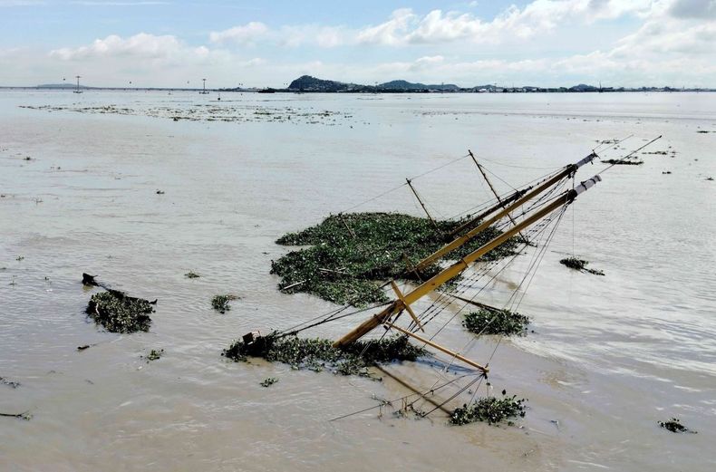 Los mástiles del barco Morgan sobresalen del río Guayas tras el naufragio. La Armada inició una investigación y ordenó el reflotamiento de la embarcación.