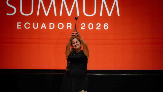 Valentina Álvarez levanta el trofeo que recibió como Mejor Chef Mujer en la gala de Summum Ecuador 2026, en Quito. Valentina Álvarez levanta el trofeo que recibió como Mejor Chef Mujer en la gala de Summum Ecuador 2026, en Quito.