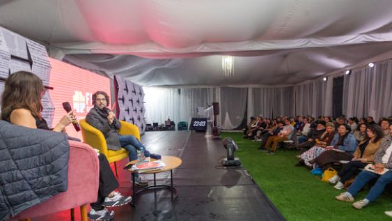 Andrés Neuman comparte con Lorena Ballesteros y su público en la Feria Internacional del Libro de Quito 2026. / Foto: Cortesía Feria Internacional del Libro de Quito