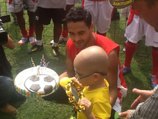 Pablo Saucedo junto al niño Alejandro Santos en 2012, quien visitó a los jugadores de Barcelona previo a un Clásico del Astillero.