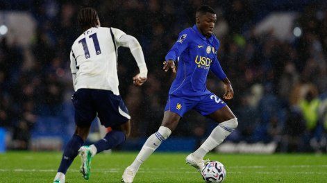 Moisés Caicedo durante el partido entre Chelsea y Liverpool por la Copa de la Liga.