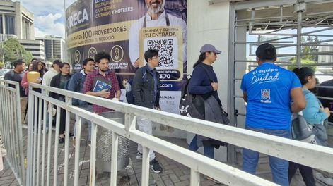 Postulantes ingresan al Centro de Exposiciones Quito para participar en la Feria de Empleo ConQuito, que ofrece 3.649 vacantes laborales este martes 20 de octubre.