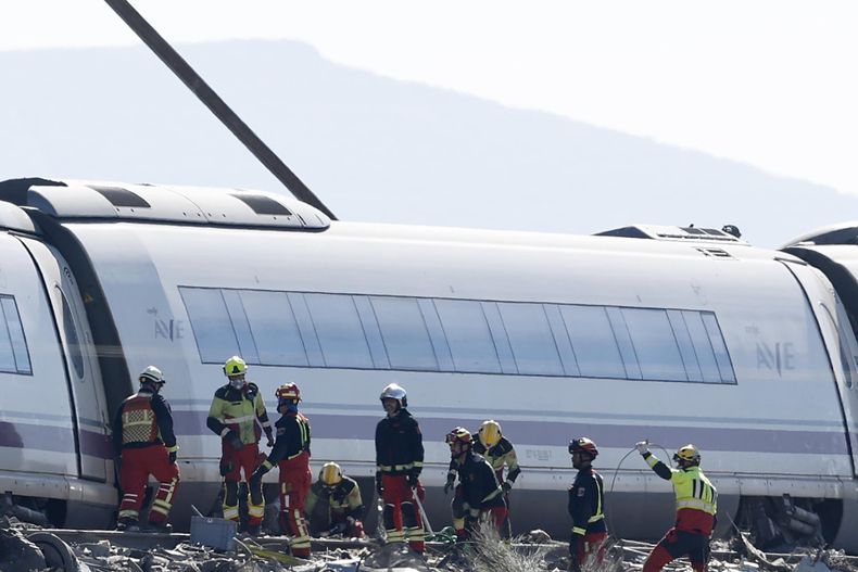 Bomberos de España inspeccionan los vagones del tren AVE que chocó el 28 de octubre con otro de Iryo en la línea Madrid-Andalucía.